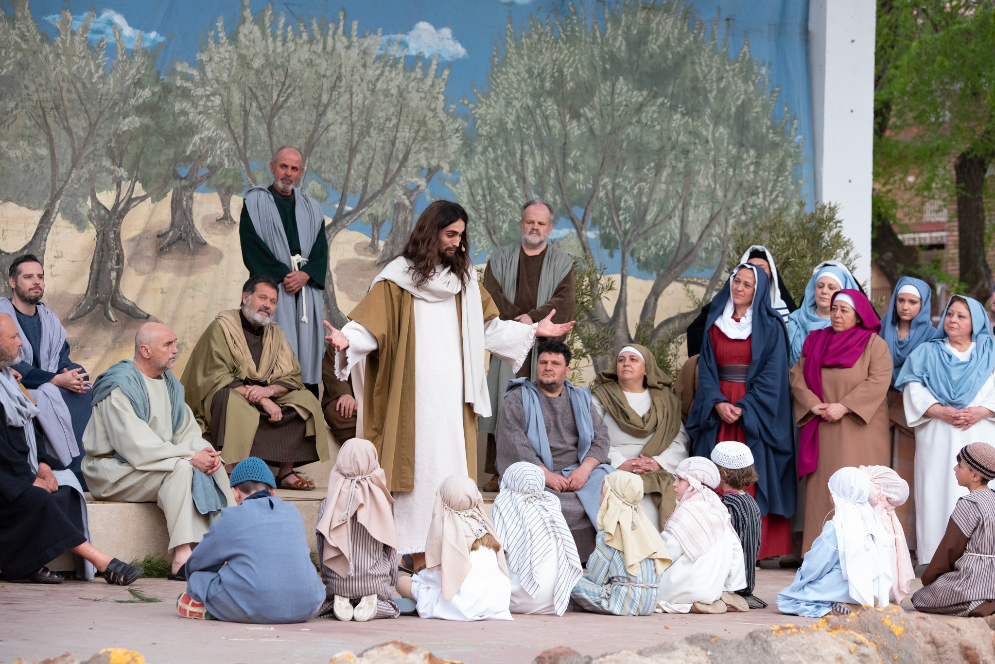 Jesús y los participantes de La Pasión de Villatobas durante el Sermón de la Montaña.